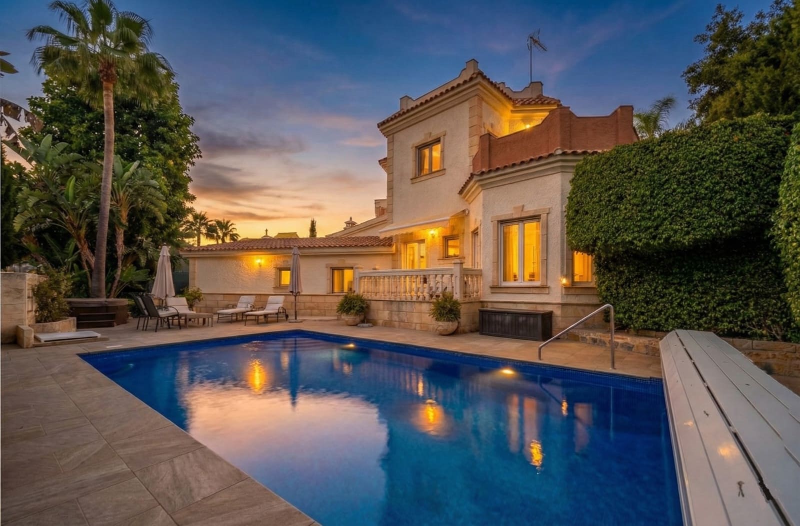 5 makuuhuone Huvila myytävänä paikassa Marbella mukana uima-altaan 
autotalli - 1 900 000 € (Ref: 9611296)