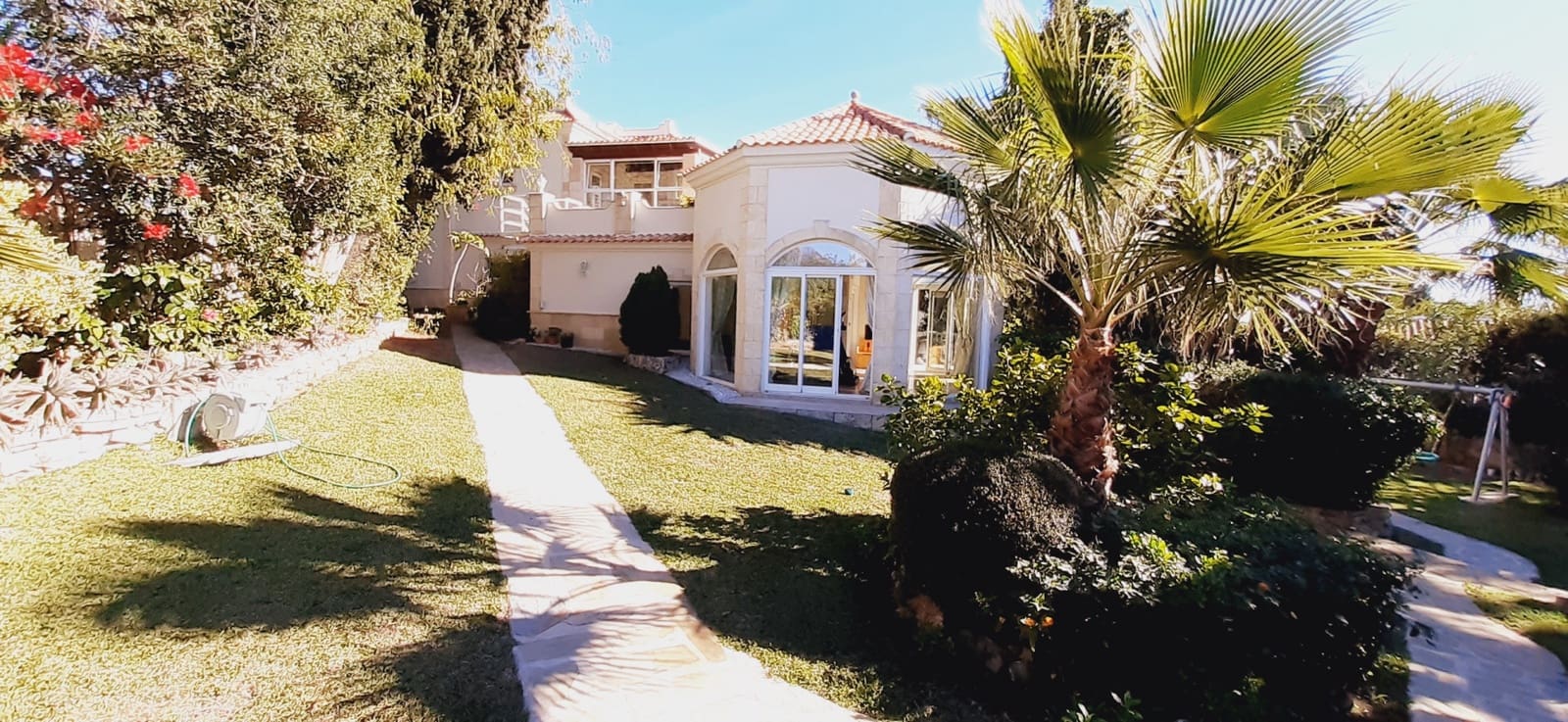 5 makuuhuone Huvila myytävänä paikassa Marbella mukana uima-altaan 
autotalli - 1 900 000 € (Ref: 9611296)