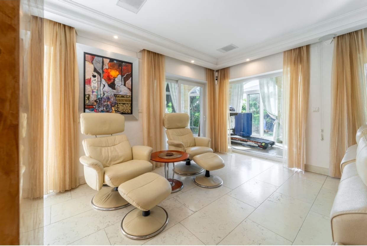 5 bedroom Villa for sale in Marbella with pool garage - € 1,695,000 (Ref: 9611296)