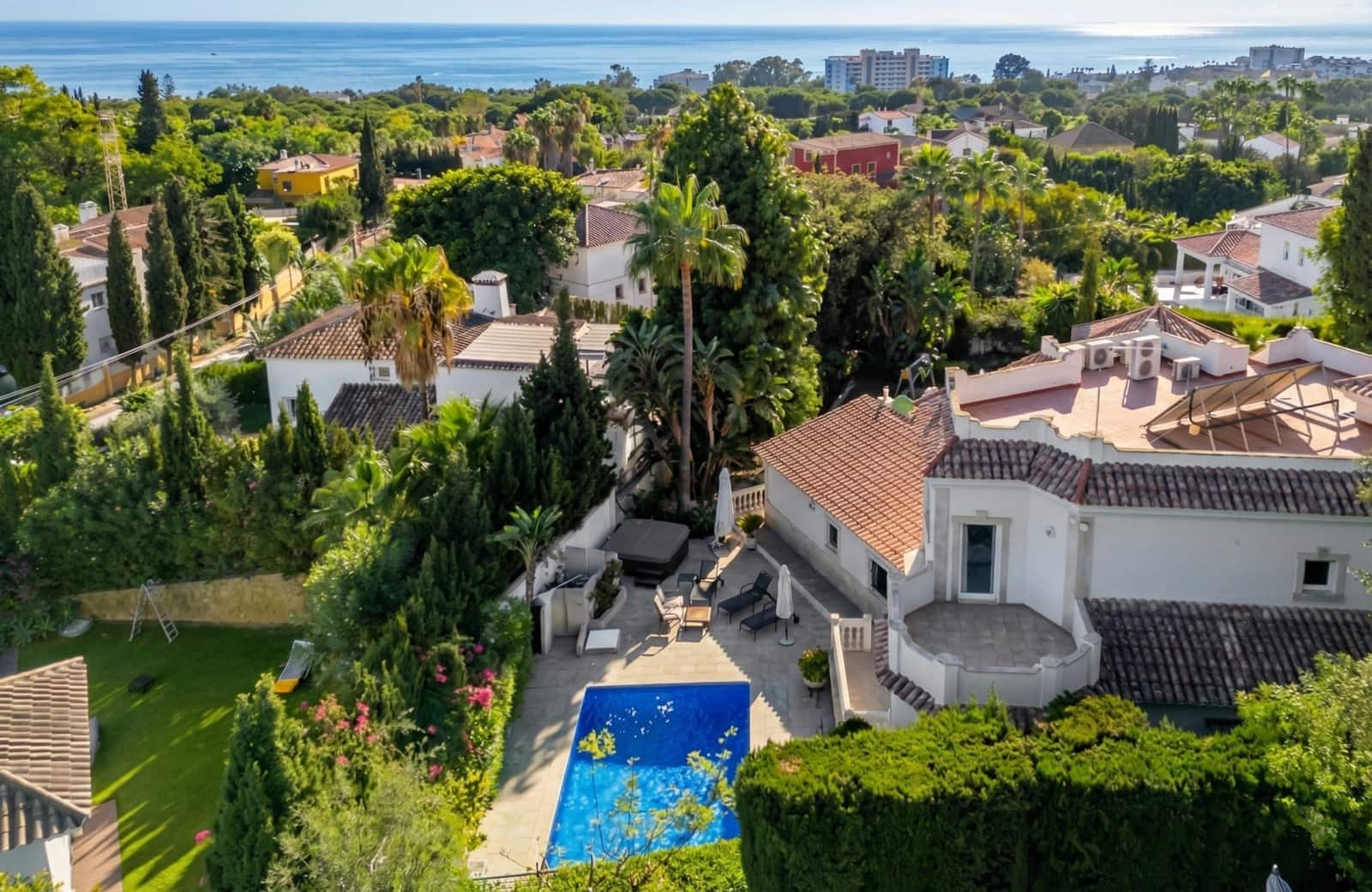 5 bedroom Villa for sale in Marbella with pool garage - € 1,695,000 (Ref: 9611296)
