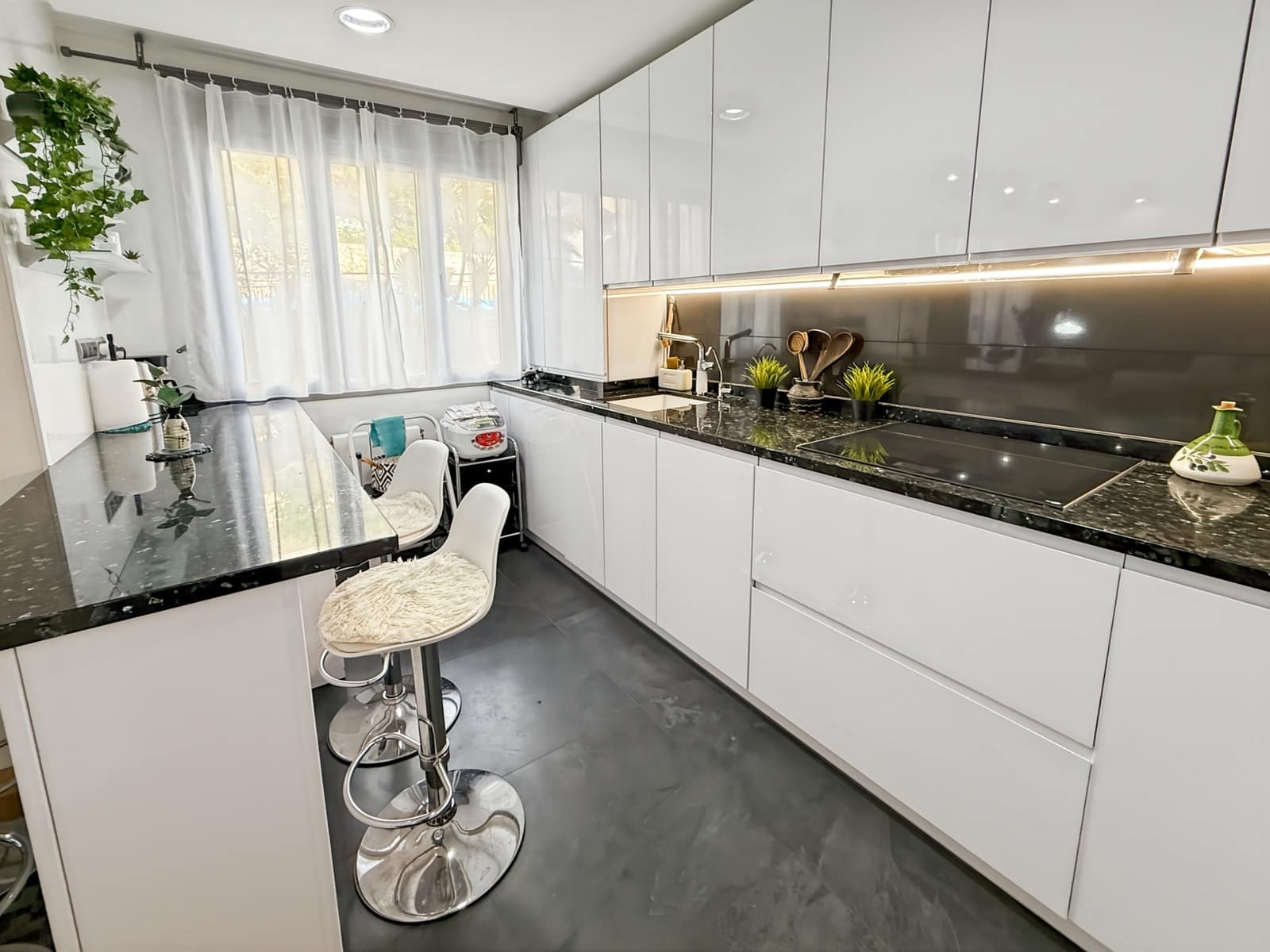 2 soveværelse Lejlighed til salg i Torrequebrada med swimmingpool garage - € 450.000 (Ref: 9621741)