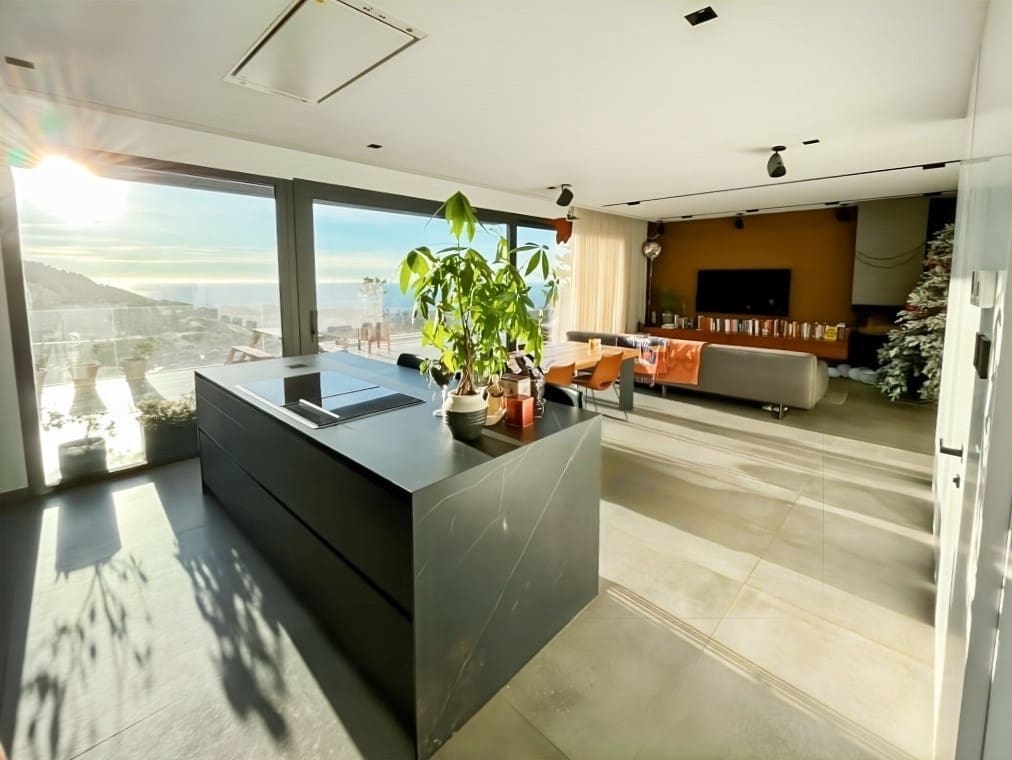 5 bedroom Villa for sale in Mijas with garage - € 1,600,000 (Ref: 9647937)