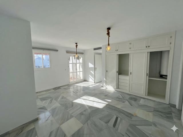 3 bedroom Villa for sale in Puerto Banus, Marbella with pool garage - € 1,470,000 (Ref: 9677055)