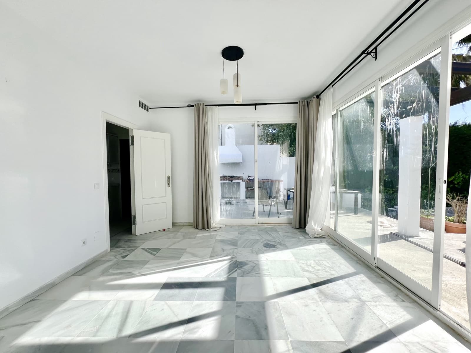 5 bedroom Villa for sale in Puerto Banus with pool garage - € 1,470,000 (Ref: 9677055)