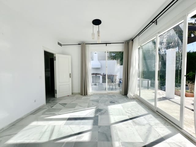 5 chambre Villa/Maison à vendre à Puerto Banus, Marbella avec piscine garage - 1 470 000 € (Ref: 9677055)