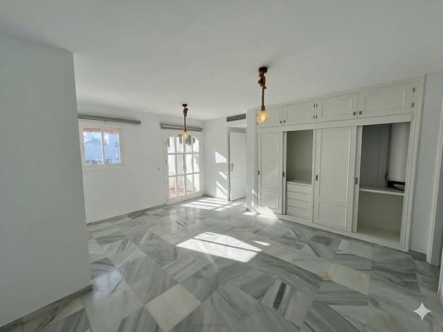 5 chambre Villa/Maison à vendre à Puerto Banus, Marbella avec piscine garage - 1 470 000 € (Ref: 9677055)