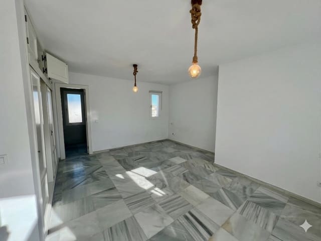 5 chambre Villa/Maison à vendre à Puerto Banus, Marbella avec piscine garage - 1 470 000 € (Ref: 9677055)
