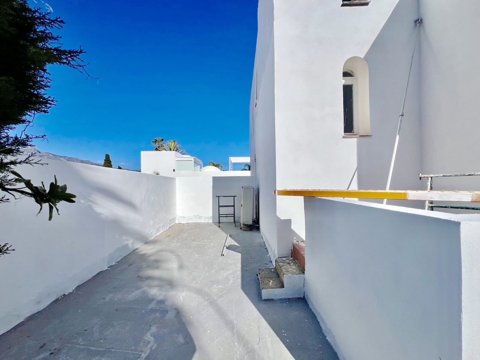 5 bedroom Villa for sale in Puerto Banus with pool garage - € 1,470,000 (Ref: 9677055)