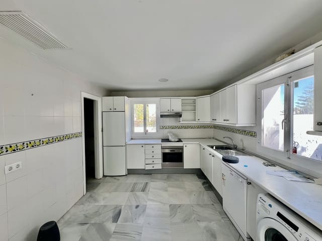 5 chambre Villa/Maison à vendre à Puerto Banus, Marbella avec piscine garage - 1 470 000 € (Ref: 9677055)