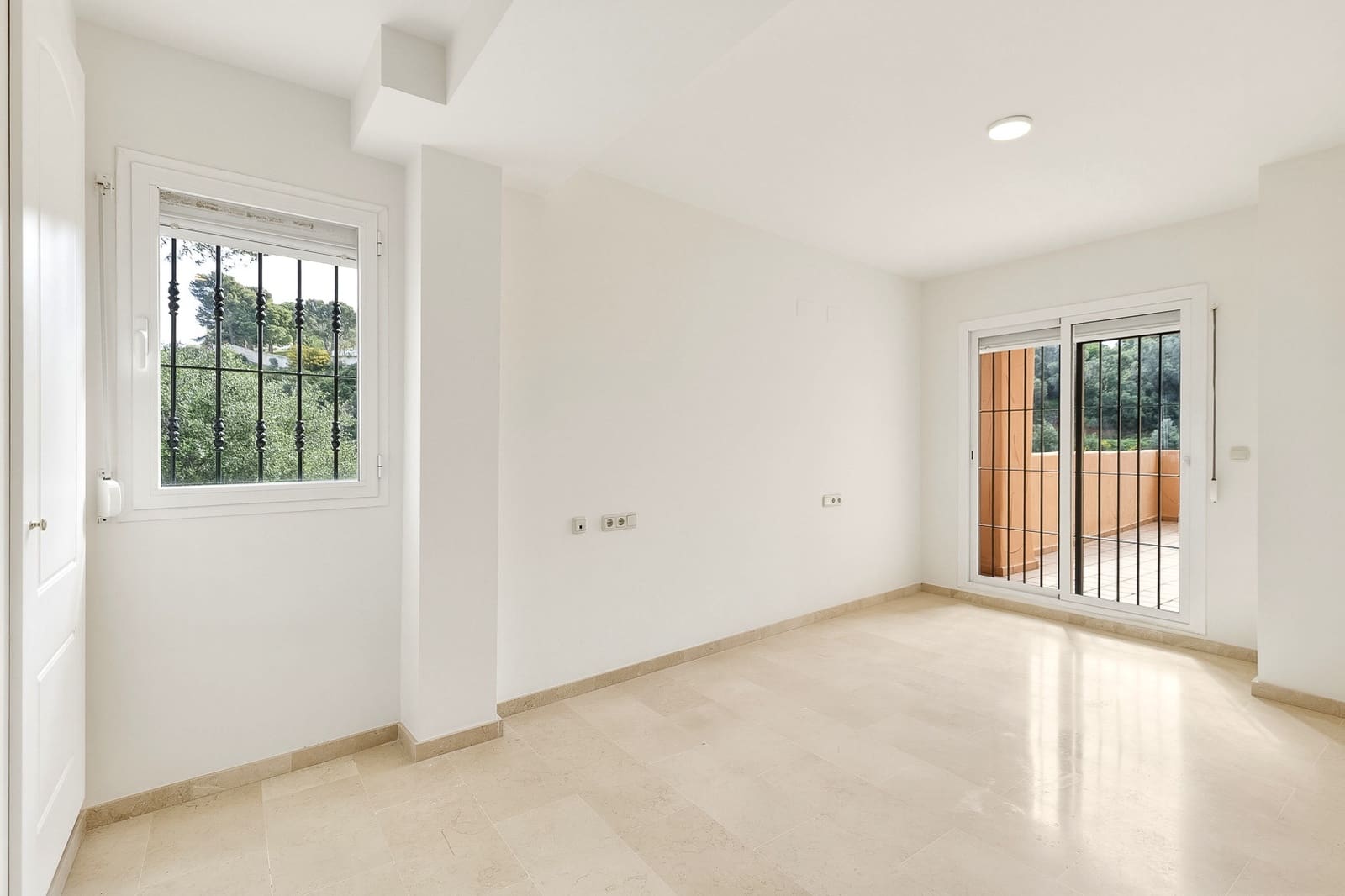 3 sypialnia Apartament na sprzedaż w Marbella z basenem garażem - 440 000 € (Ref: 9721480)