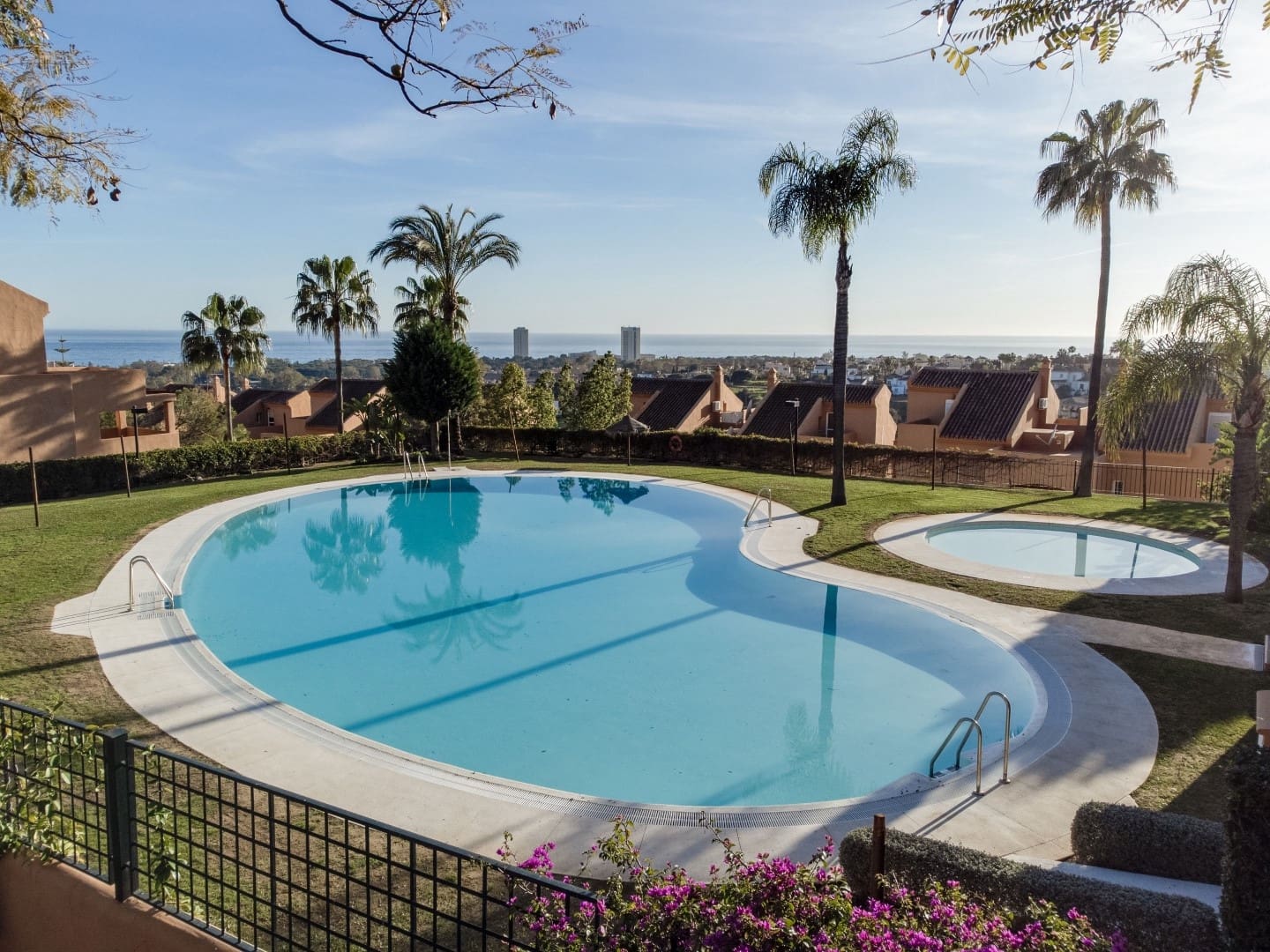 3 sypialnia Apartament na sprzedaż w Marbella z basenem garażem - 440 000 € (Ref: 9721480)