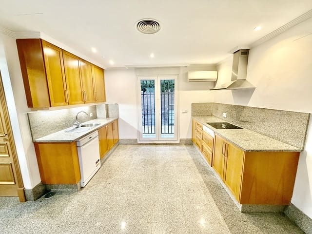 3 soveværelse Semi-Rækkehus til salg i Marbella med swimmingpool garage - € 1.100.000 (Ref: 9780463)