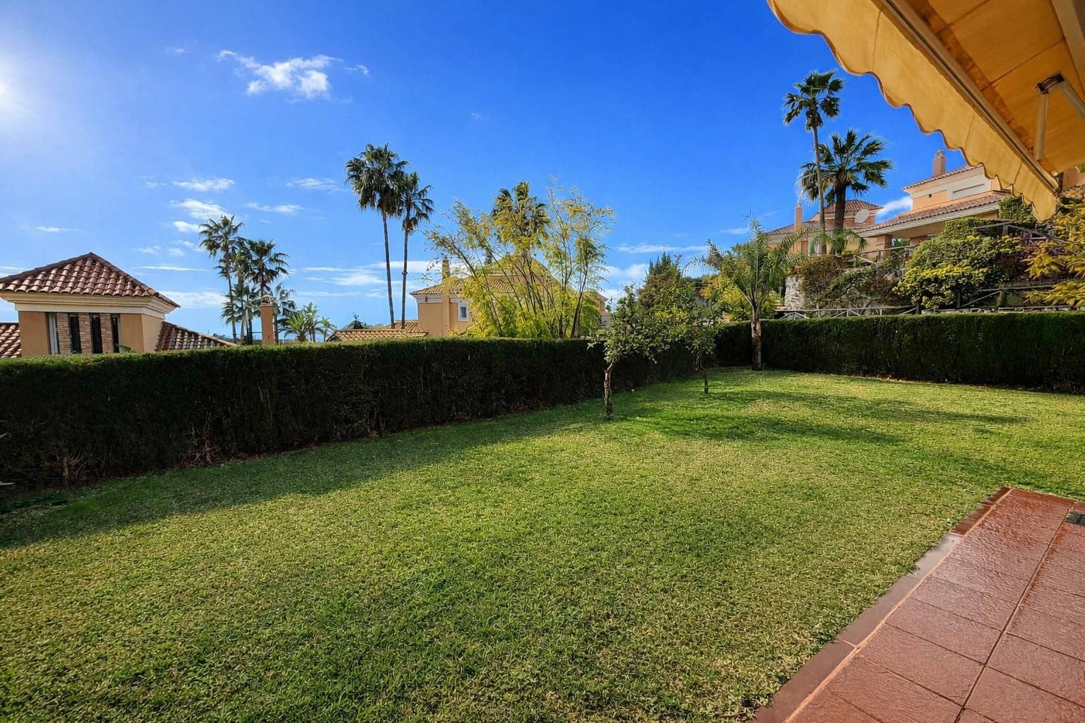 3 sypialnia Dom blizniak na sprzedaż w Marbella z basenem garażem - 1 100 000 € (Ref: 9780463)