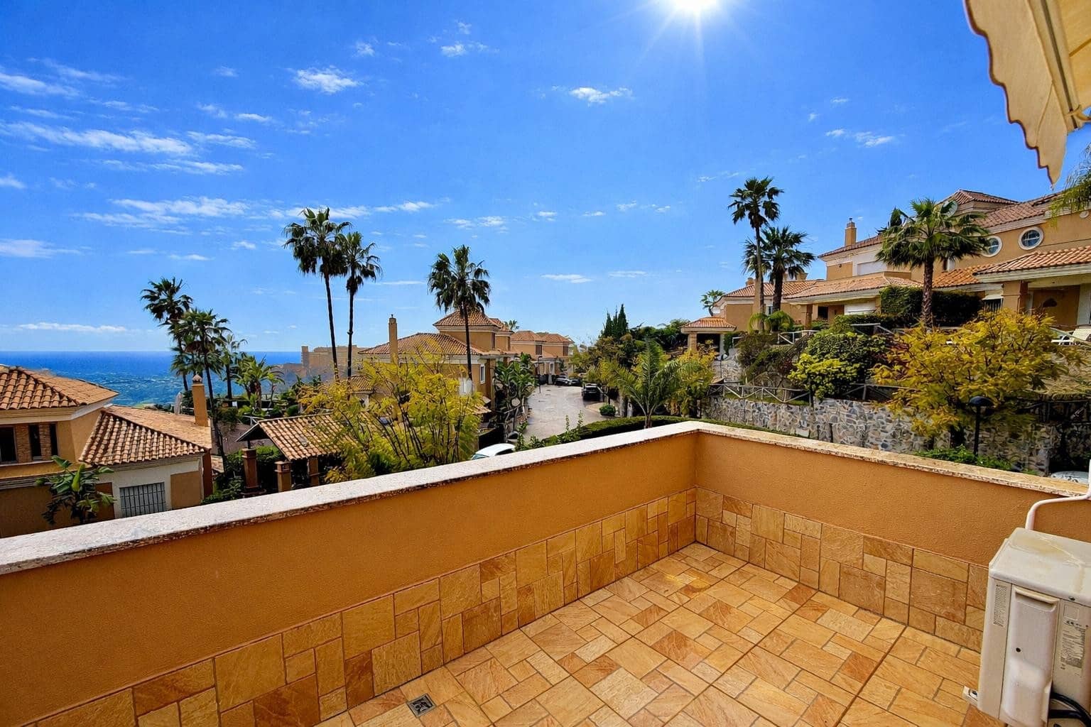 3 sypialnia Dom blizniak na sprzedaż w Marbella z basenem garażem - 1 100 000 € (Ref: 9780463)