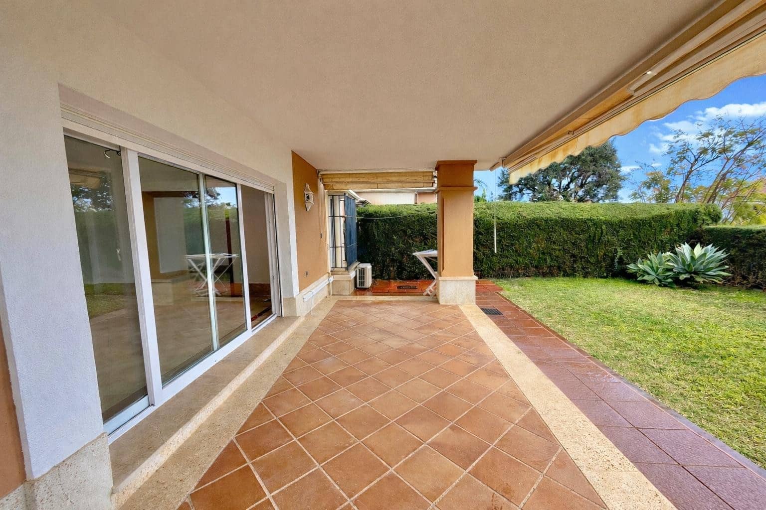 3 sypialnia Dom blizniak na sprzedaż w Marbella z basenem garażem - 1 100 000 € (Ref: 9780463)