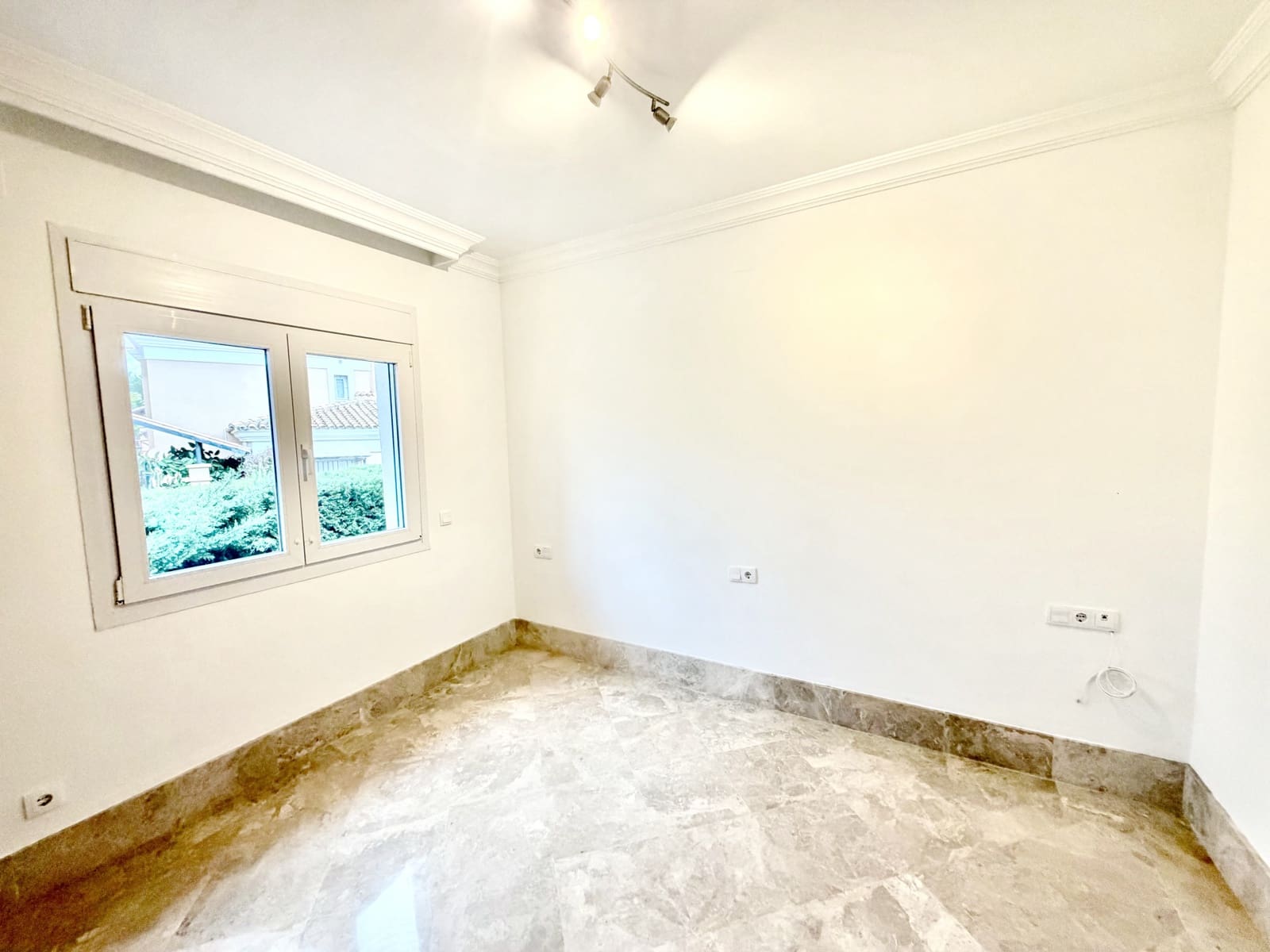 3 sypialnia Dom blizniak na sprzedaż w Marbella z basenem garażem - 1 100 000 € (Ref: 9780463)