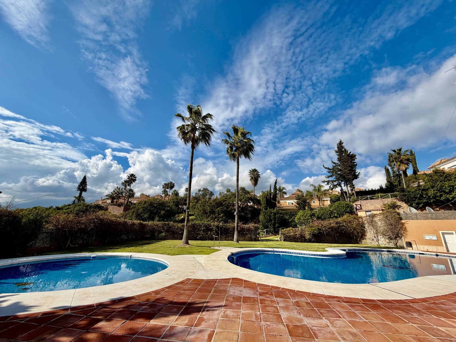 3 sypialnia Dom blizniak na sprzedaż w Marbella z basenem garażem - 1 100 000 € (Ref: 9780463)