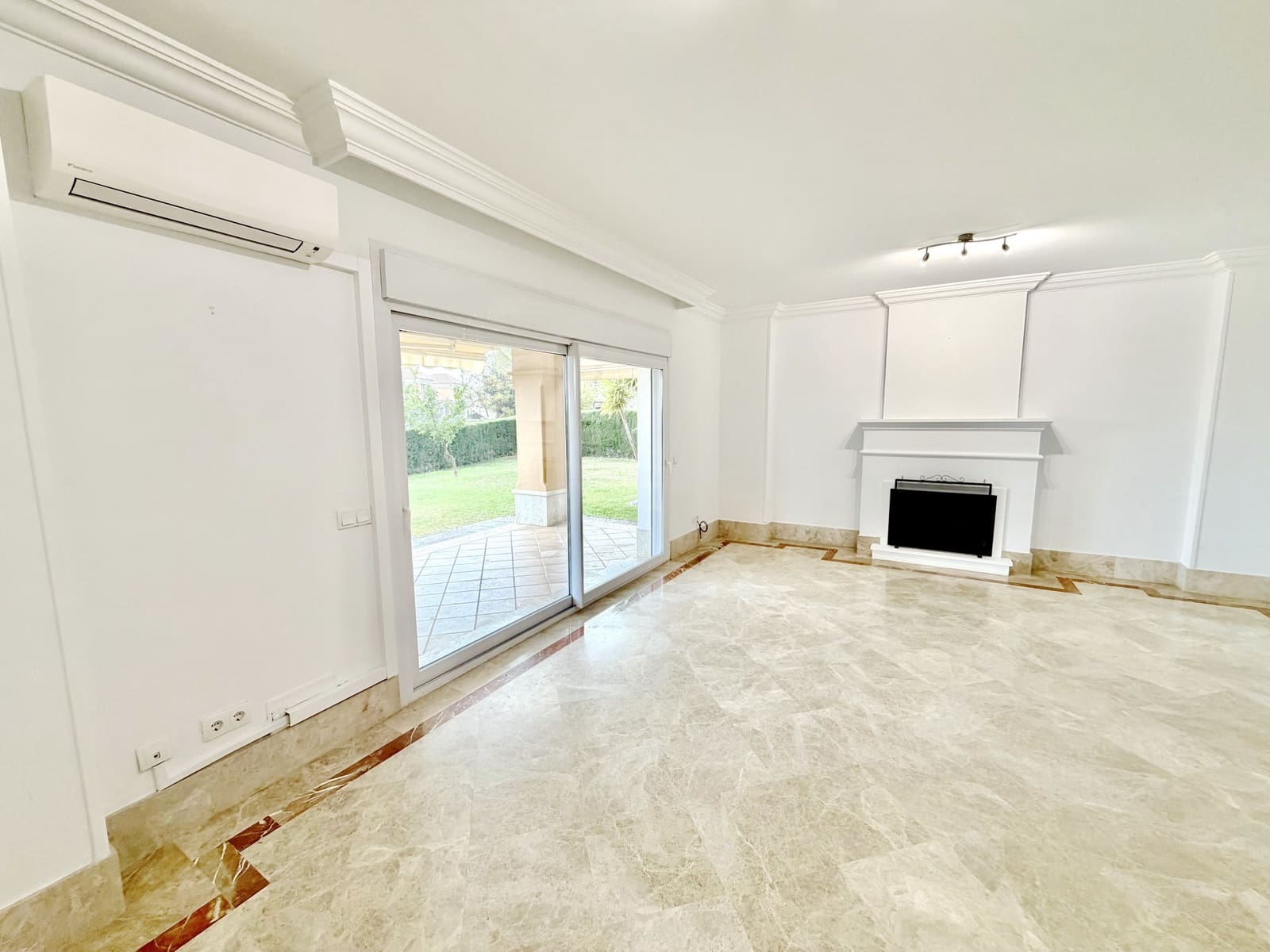 3 sypialnia Dom blizniak na sprzedaż w Marbella z basenem garażem - 1 100 000 € (Ref: 9780463)