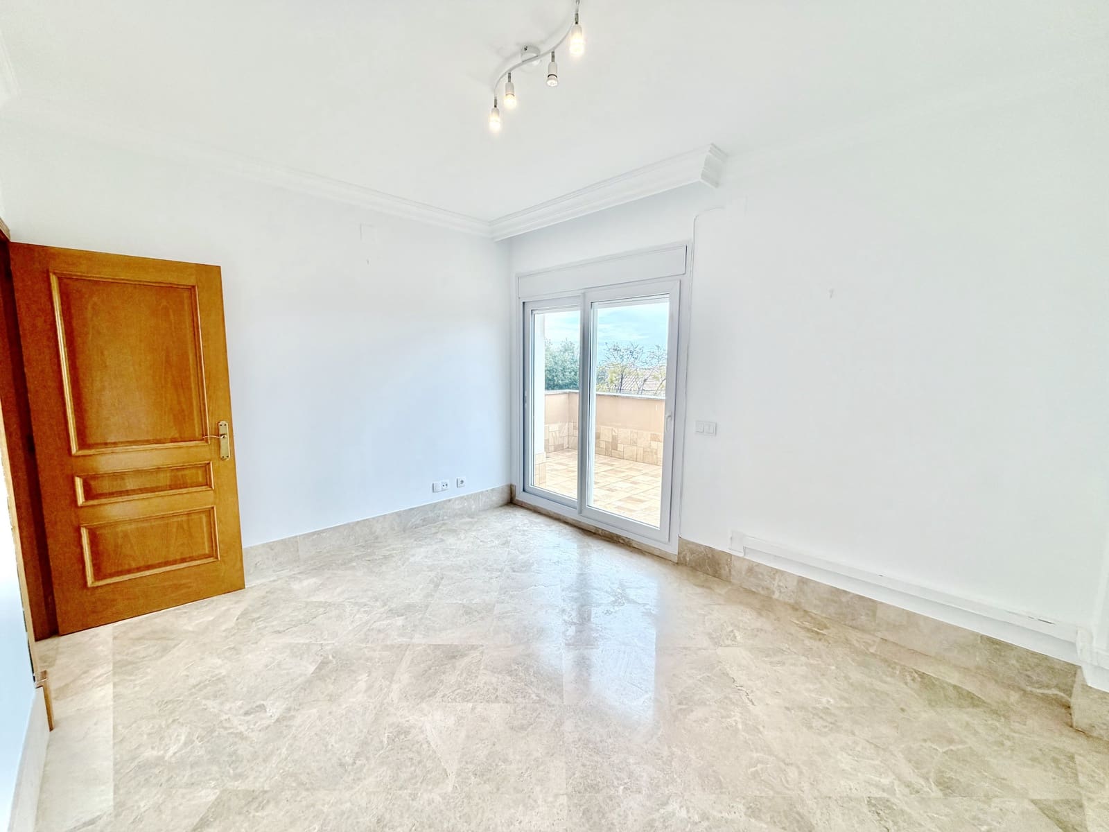 3 sypialnia Dom blizniak na sprzedaż w Marbella z basenem garażem - 1 100 000 € (Ref: 9780463)