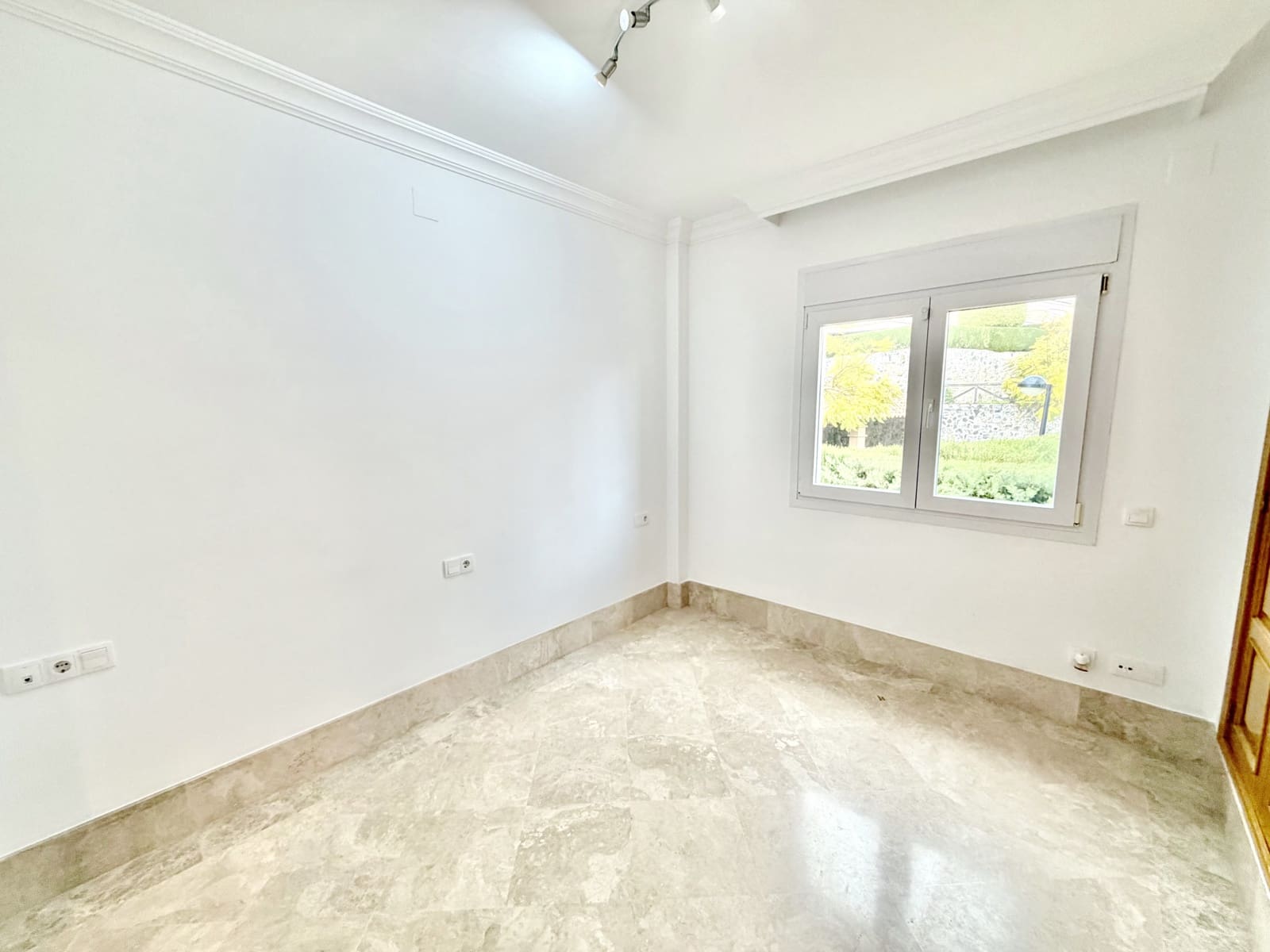 3 sypialnia Dom blizniak na sprzedaż w Marbella z basenem garażem - 1 100 000 € (Ref: 9780463)