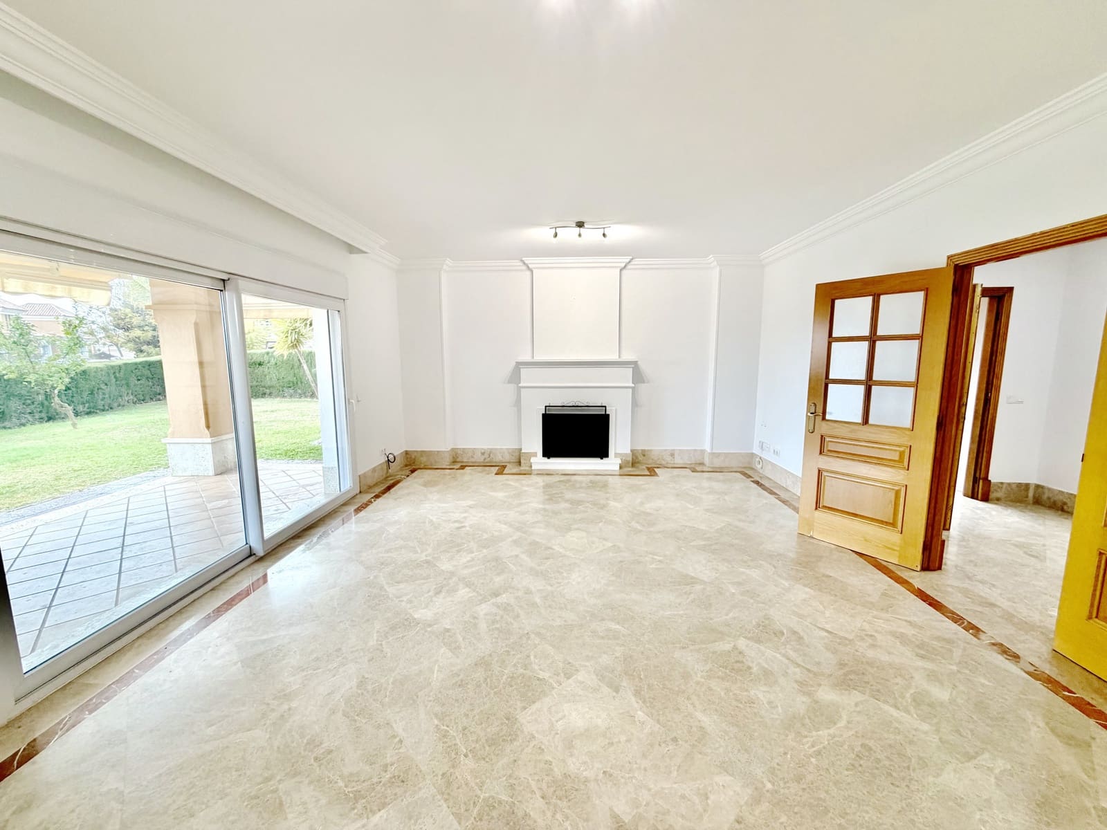3 sypialnia Dom blizniak na sprzedaż w Marbella z basenem garażem - 1 100 000 € (Ref: 9780463)