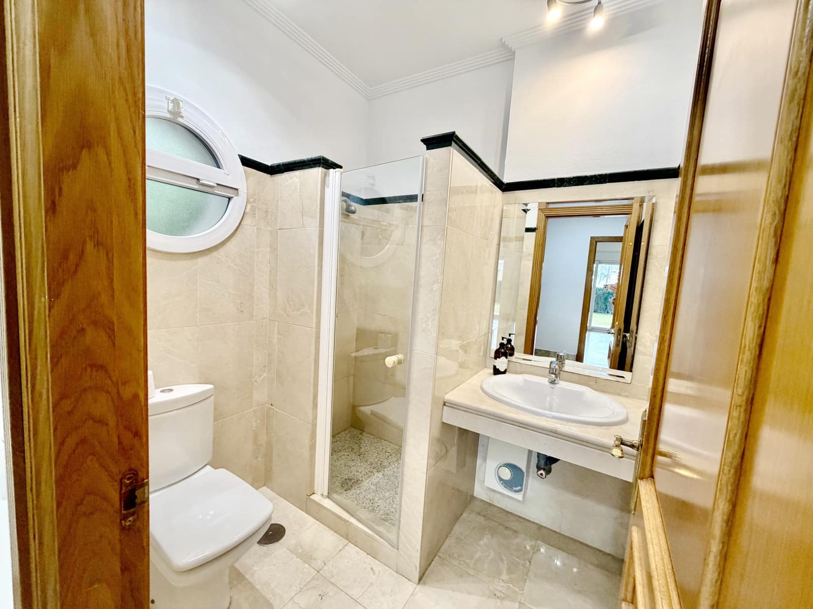 3 sypialnia Dom blizniak na sprzedaż w Marbella z basenem garażem - 1 100 000 € (Ref: 9780463)