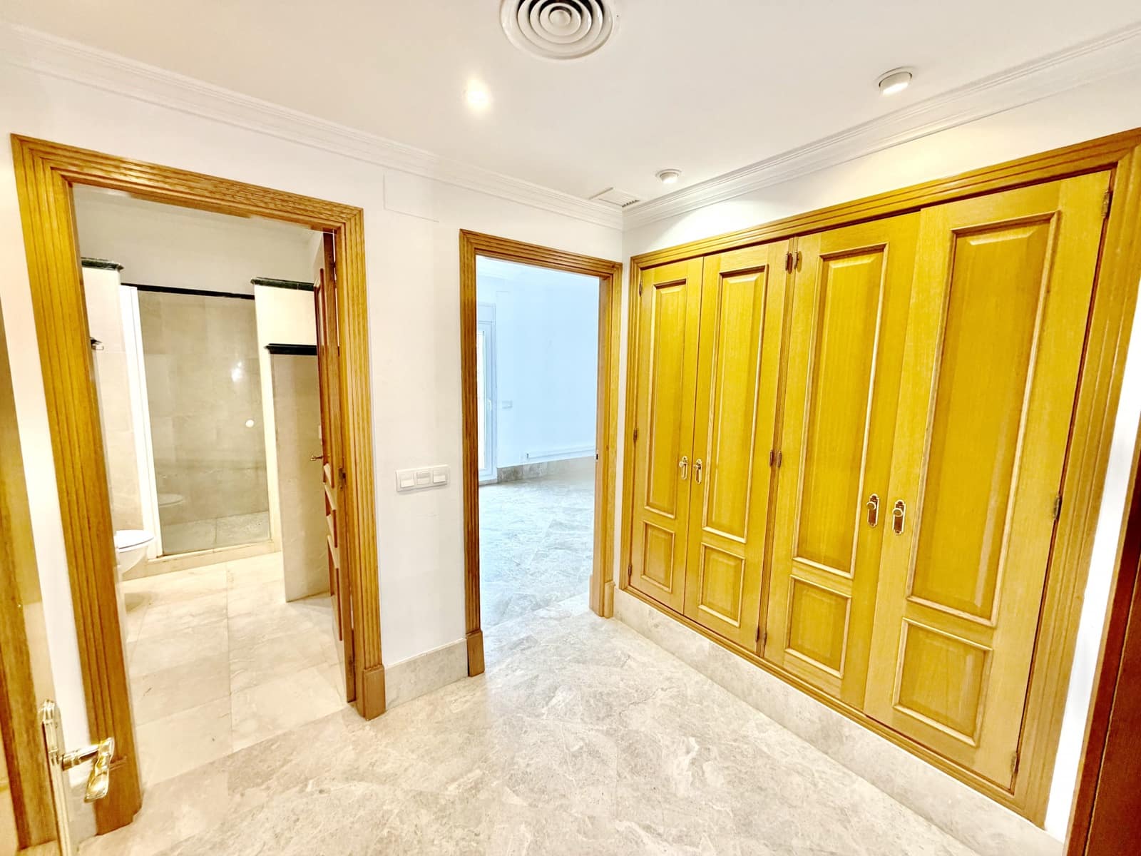3 sypialnia Dom blizniak na sprzedaż w Marbella z basenem garażem - 1 100 000 € (Ref: 9780463)