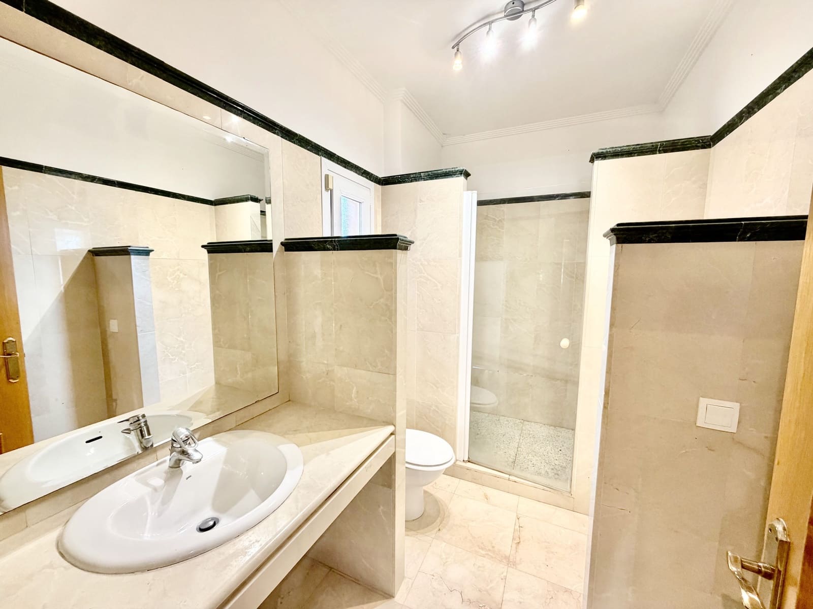 3 sypialnia Dom blizniak na sprzedaż w Marbella z basenem garażem - 1 100 000 € (Ref: 9780463)