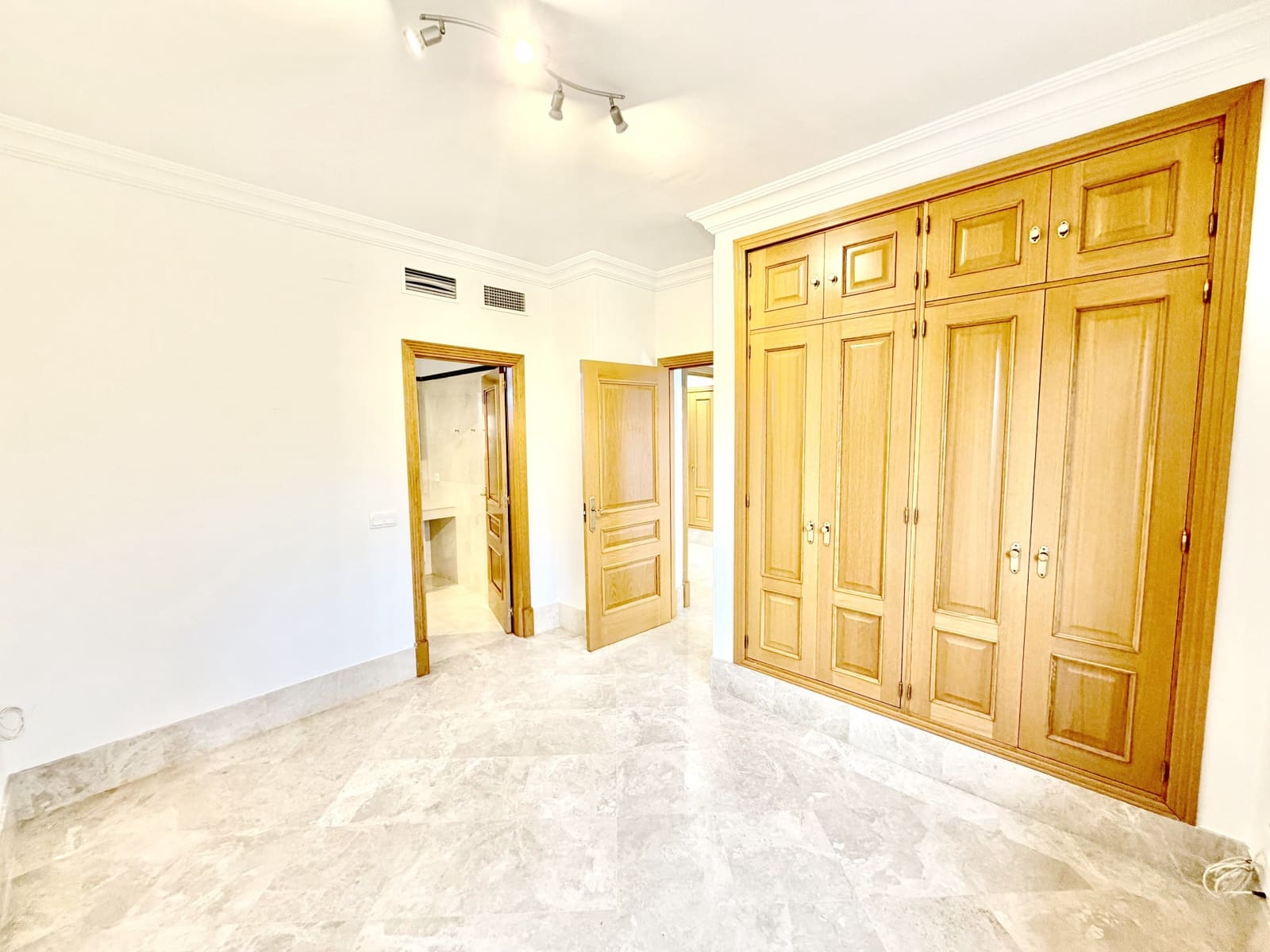 3 sypialnia Dom blizniak na sprzedaż w Marbella z basenem garażem - 1 100 000 € (Ref: 9780463)