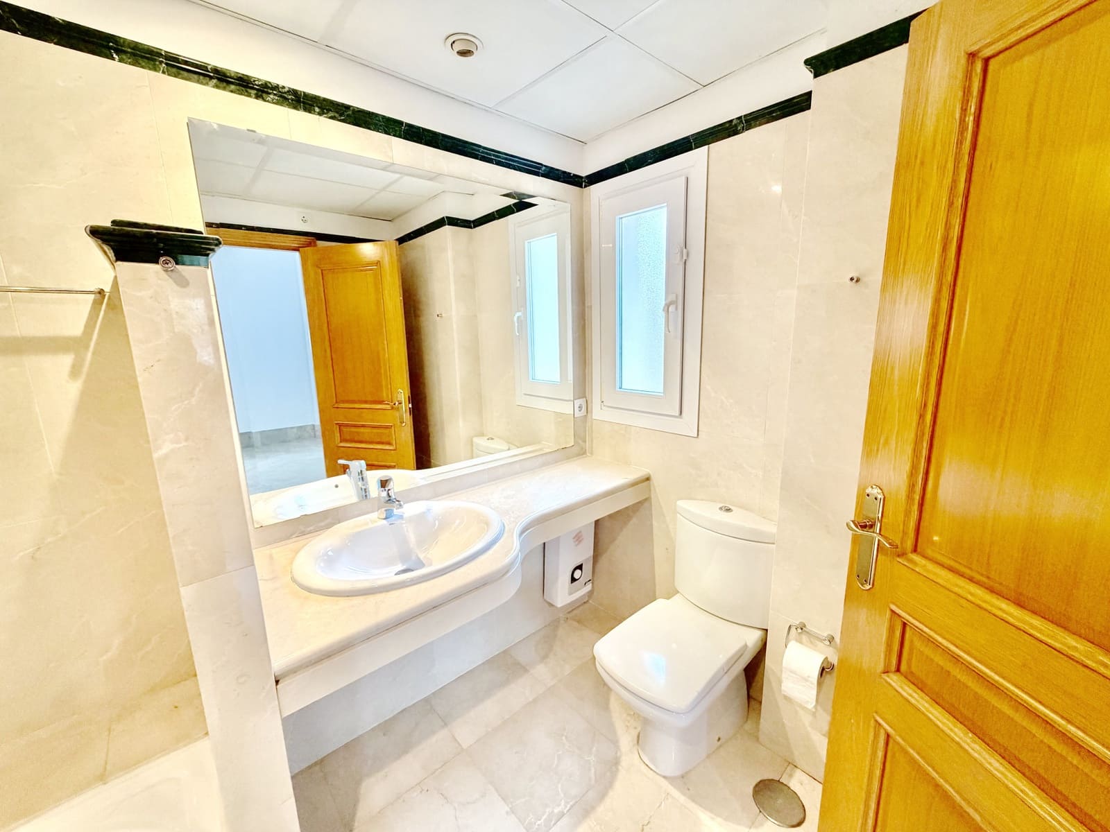 3 sypialnia Dom blizniak na sprzedaż w Marbella z basenem garażem - 1 100 000 € (Ref: 9780463)