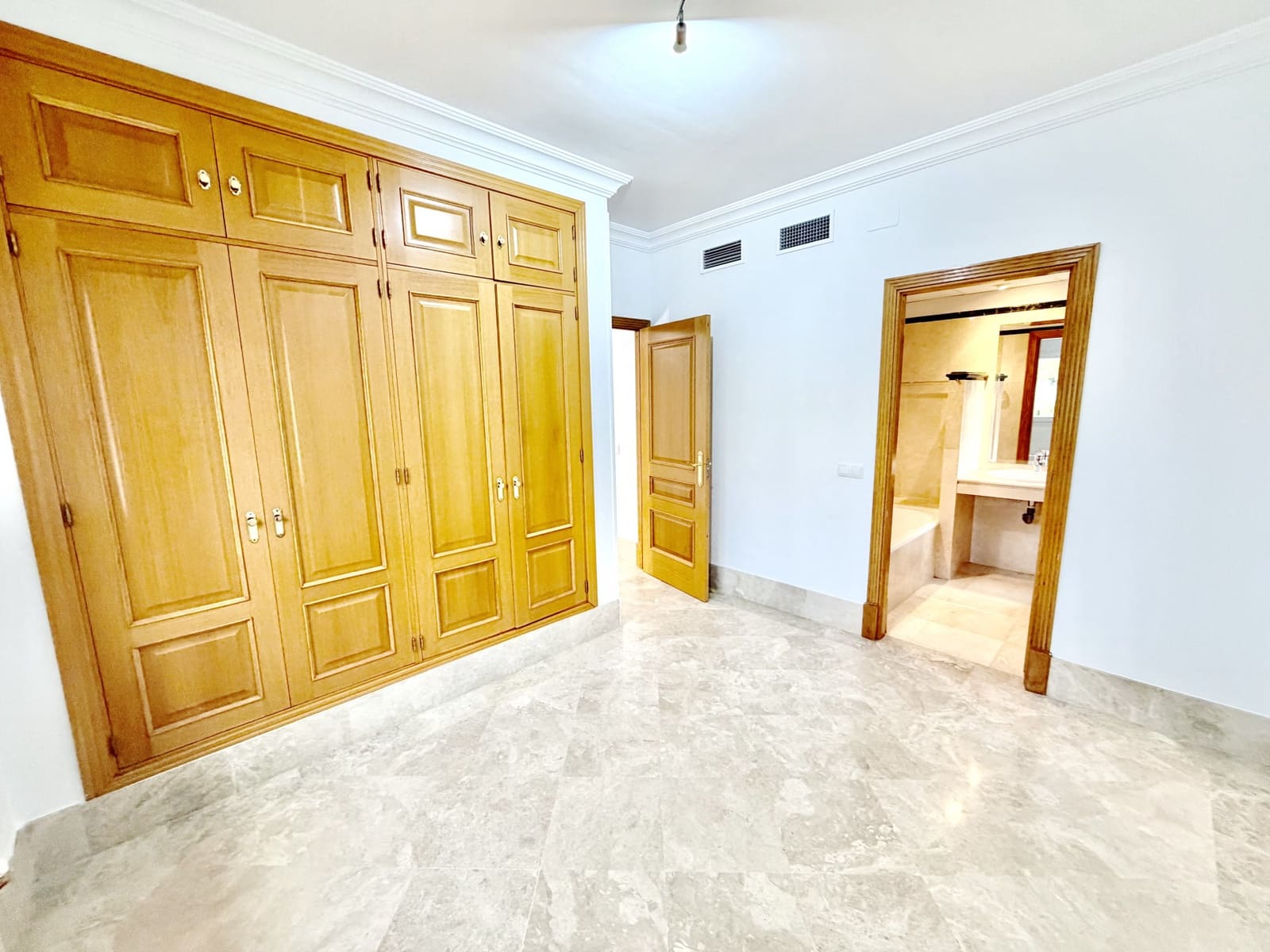 3 sypialnia Dom blizniak na sprzedaż w Marbella z basenem garażem - 1 100 000 € (Ref: 9780463)