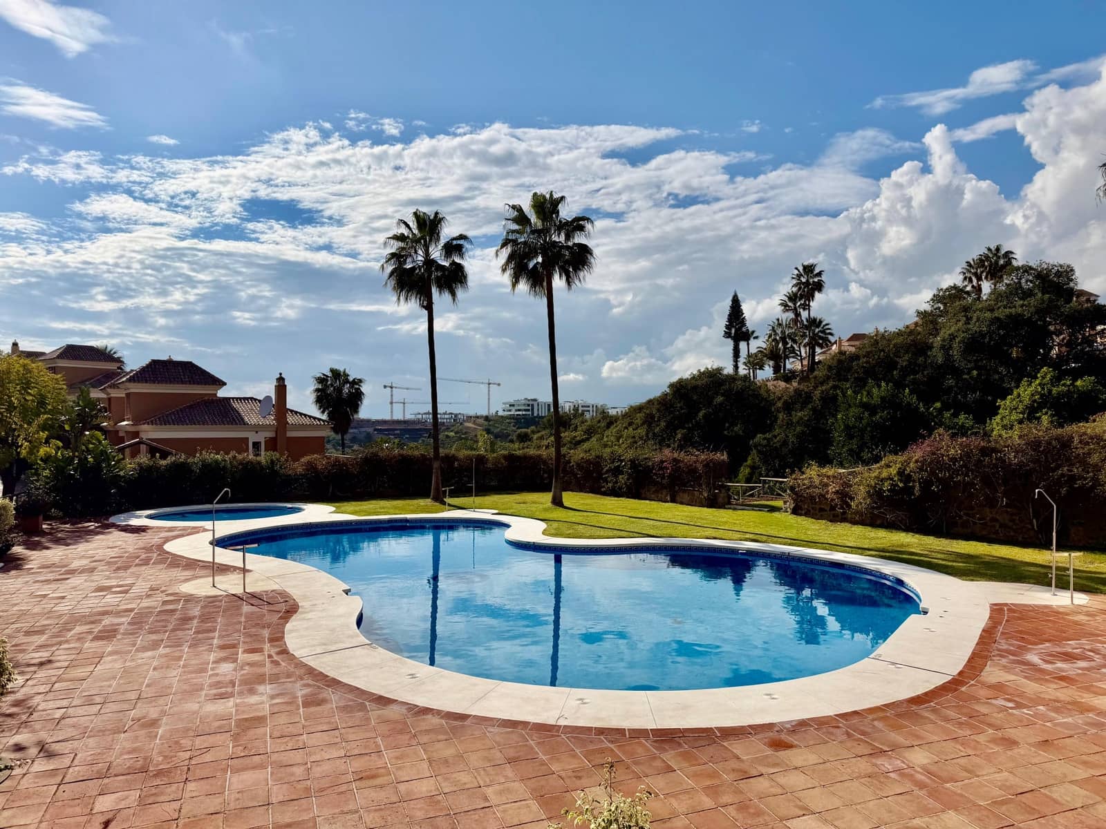 3 sypialnia Dom blizniak na sprzedaż w Marbella z basenem garażem - 1 100 000 € (Ref: 9780463)