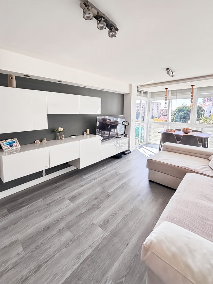 Piso de 2 habitaciones en Benalmadena Costa en venta con piscina - 335.000 € (Ref: 9806408)