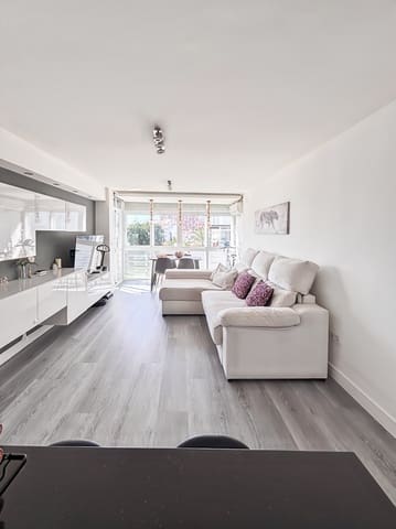 Piso de 2 habitaciones en Benalmadena Costa, Benalmádena en venta con piscina - 335.000 € (Ref: 9806408)