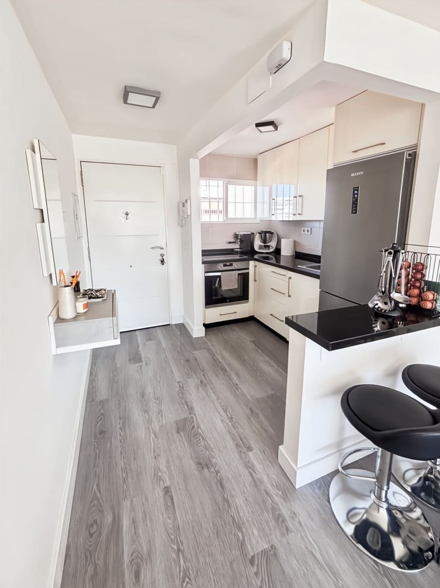 Piso de 2 habitaciones en Benalmadena Costa en venta con piscina - 335.000 € (Ref: 9806408)