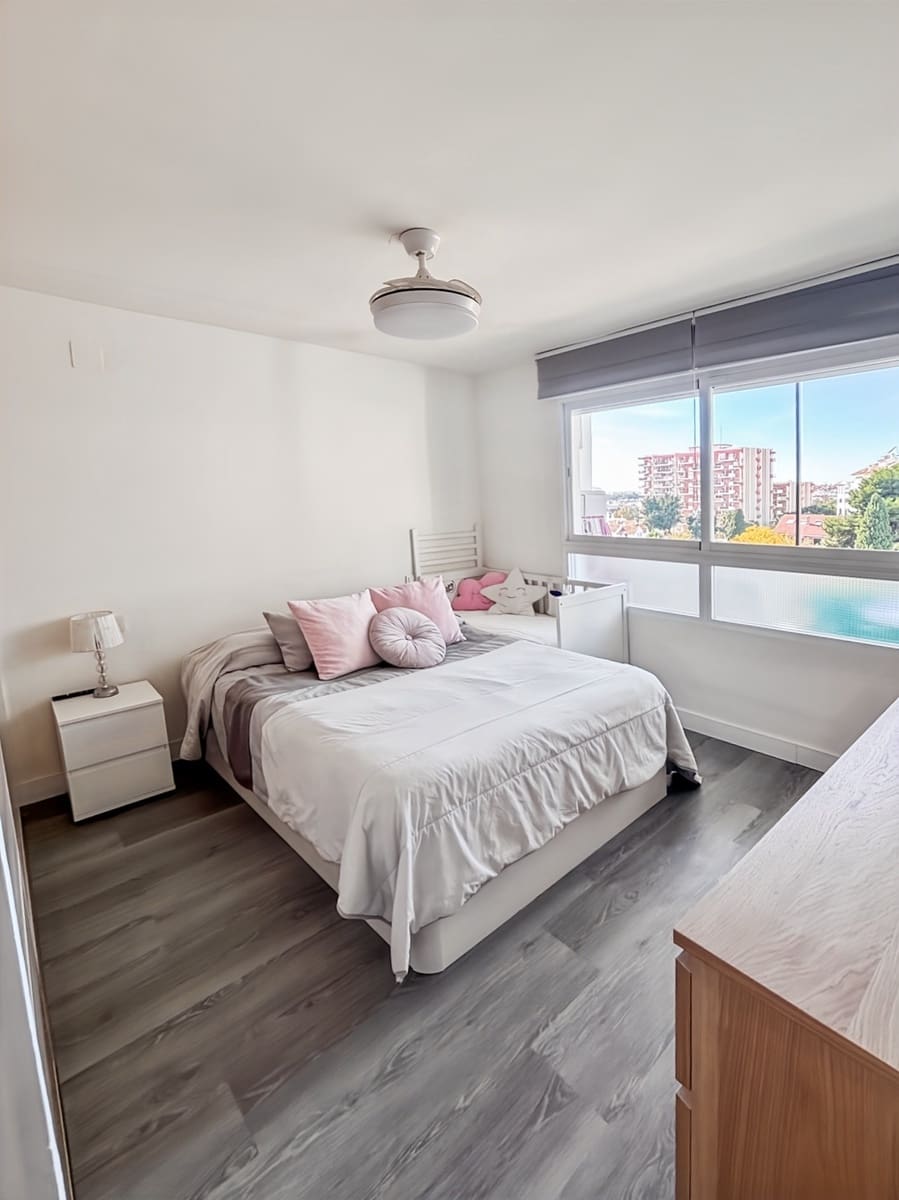 Piso de 2 habitaciones en Benalmadena Costa en venta con piscina - 335.000 € (Ref: 9806408)
