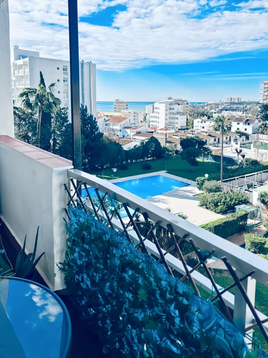 Piso de 2 habitaciones en Benalmadena Costa en venta con piscina - 335.000 € (Ref: 9806408)