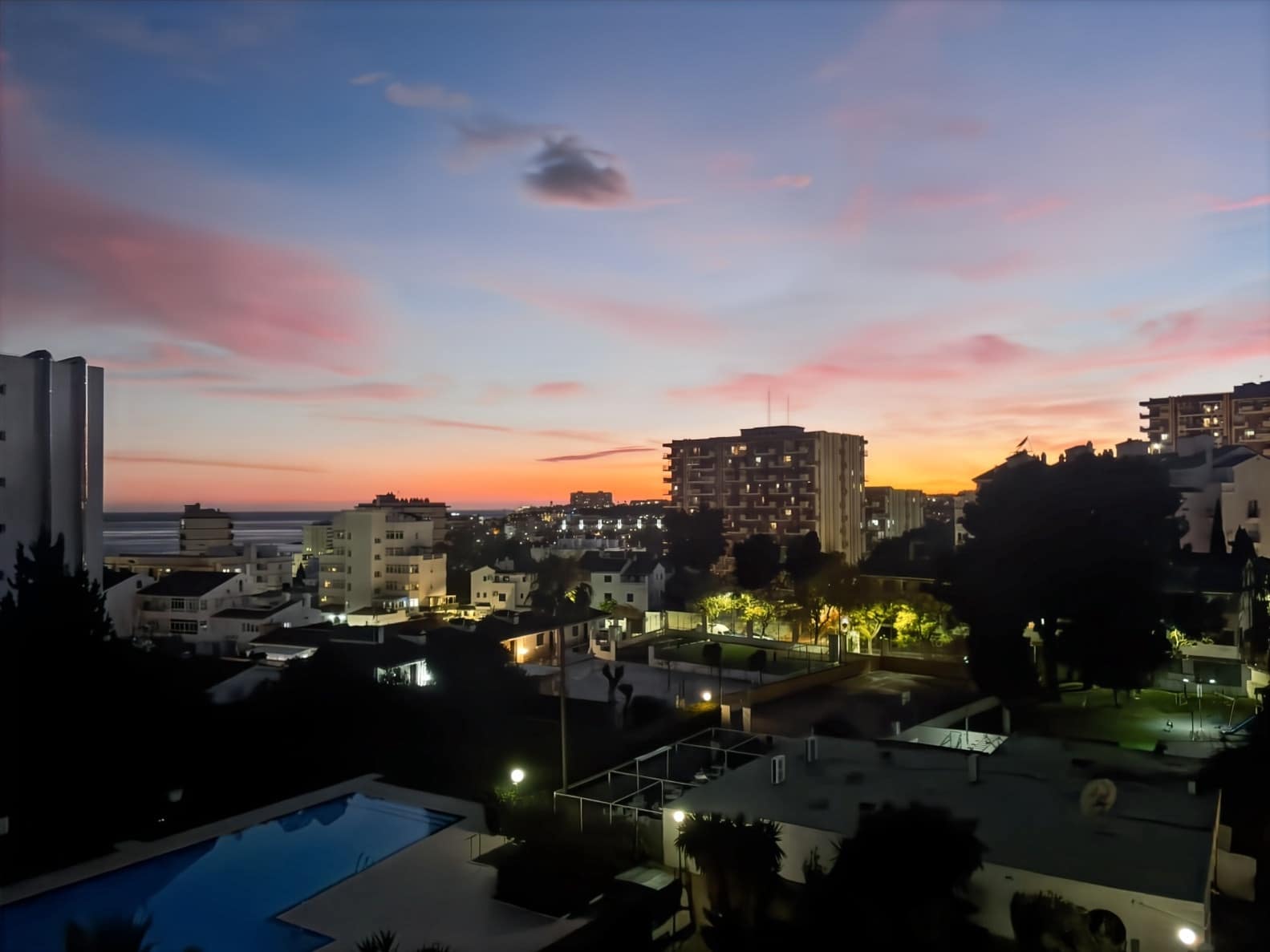 Piso de 2 habitaciones en Benalmadena Costa en venta con piscina - 335.000 € (Ref: 9806408)