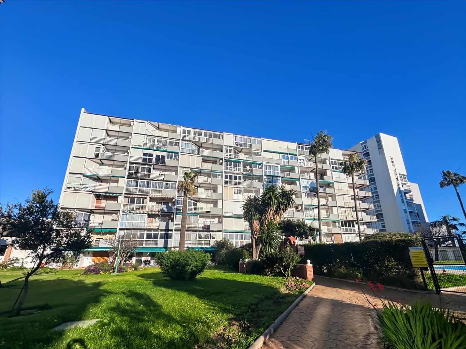 Piso de 2 habitaciones en Benalmadena Costa en venta con piscina - 335.000 € (Ref: 9806408)