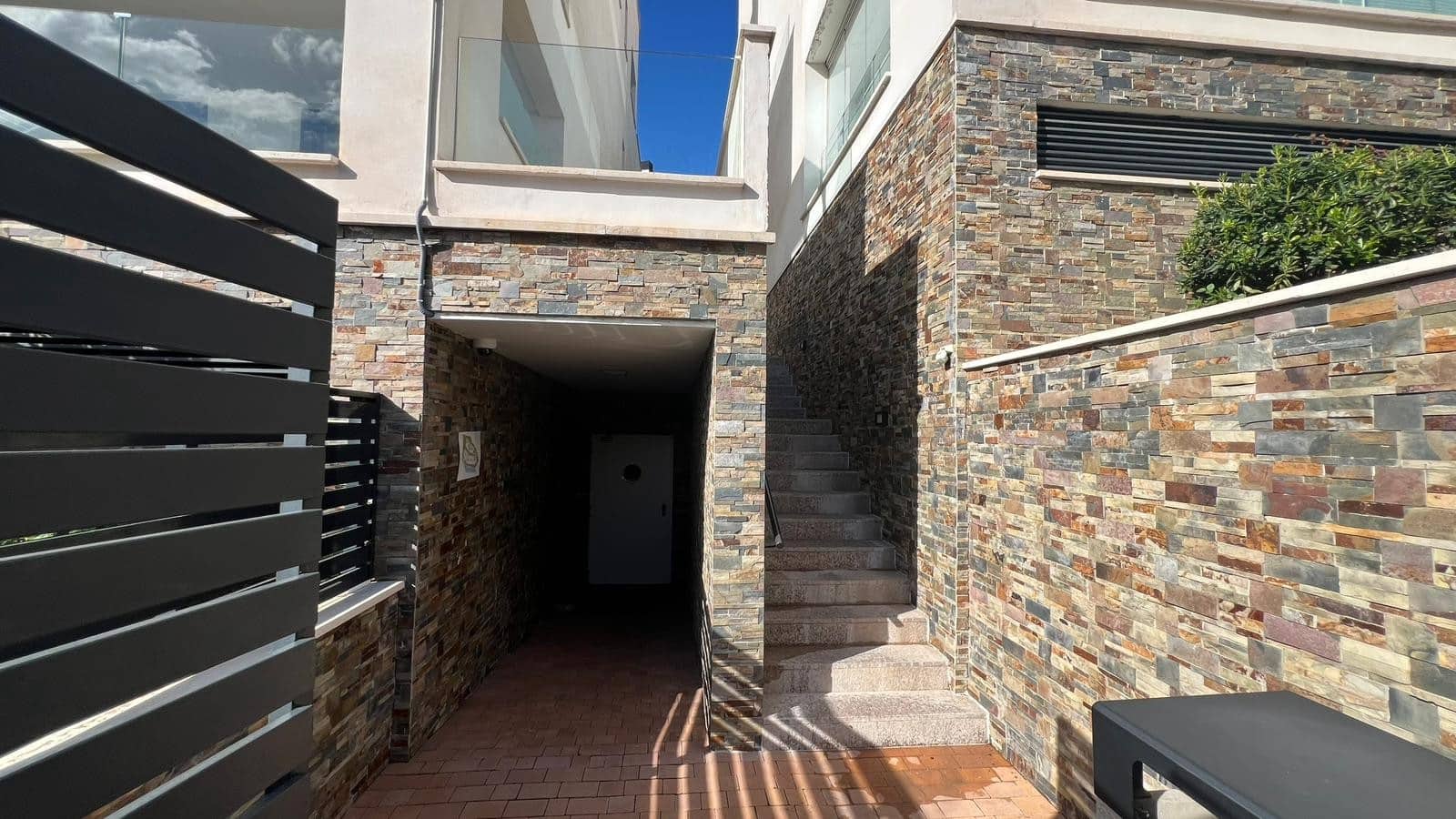 4 bedroom Penthouse for sale in Marbella with pool garage - € 1,250,000 (Ref: 9937899)