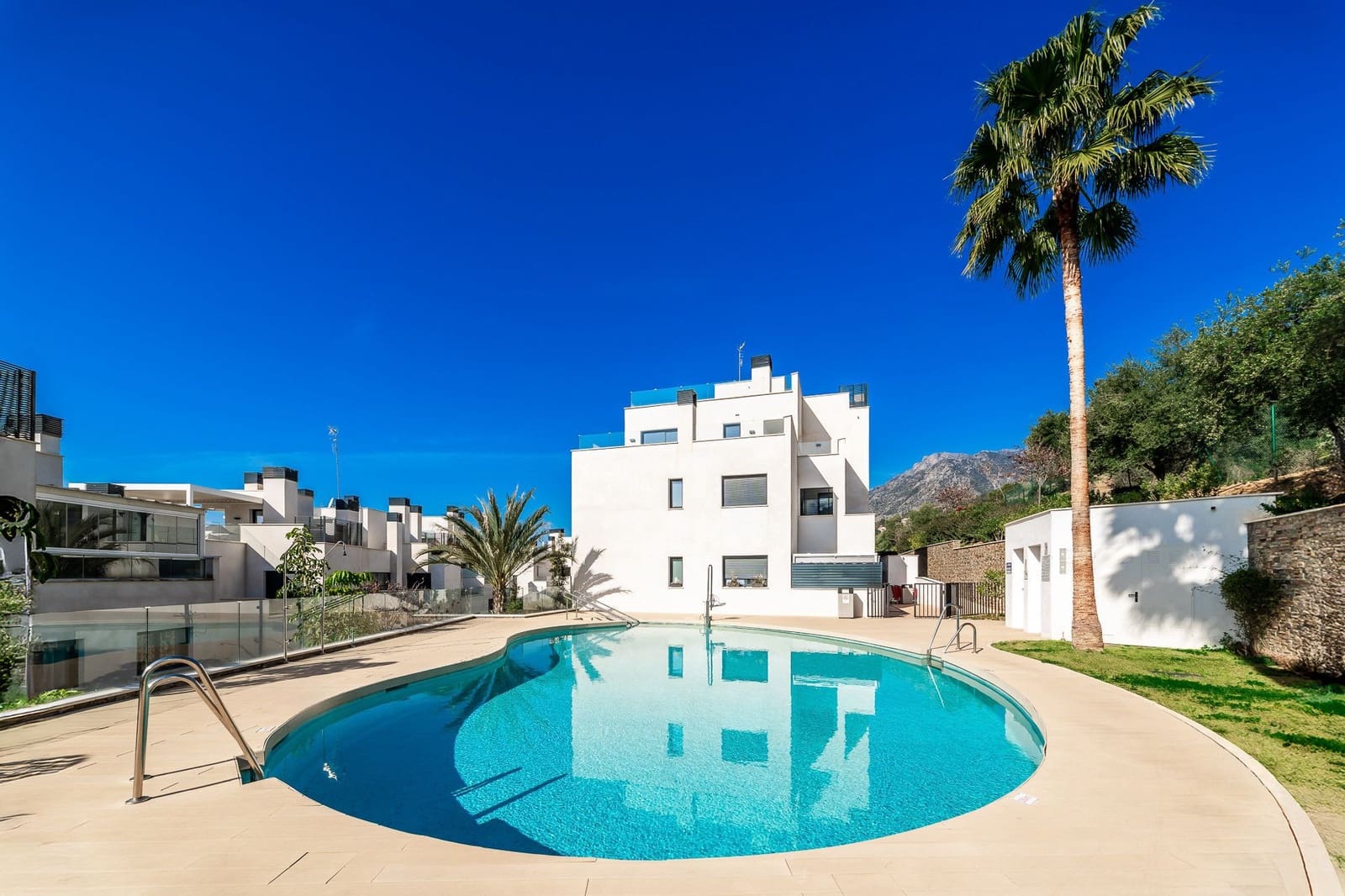 4 bedroom Penthouse for sale in Marbella with pool garage - € 1,250,000 (Ref: 9937899)