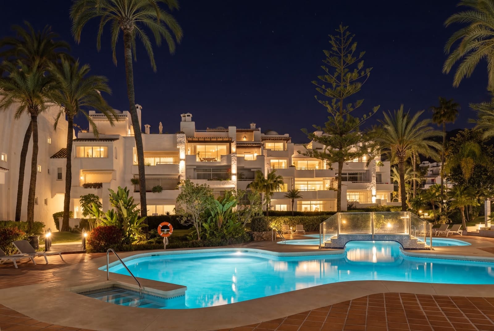 3 soverom Penthouse til salgs i Marbella med svømmebasseng garasje - € 3 750 000 (Ref: 9937900)