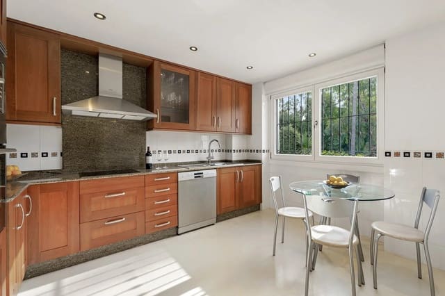 3 bedroom Townhouse for sale in Marbella with pool garage - € 1,395,000 (Ref: 9986608)