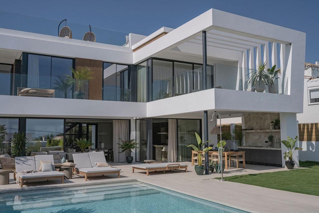 4 bedroom Villa for sale in Marbella with pool garage - € 3,750,000 (Ref: 9990442)