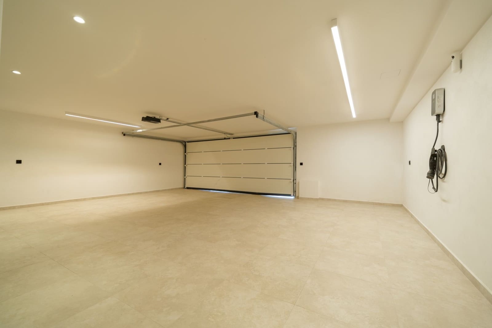 4 bedroom Villa for sale in Marbella with pool garage - € 3,750,000 (Ref: 9990442)