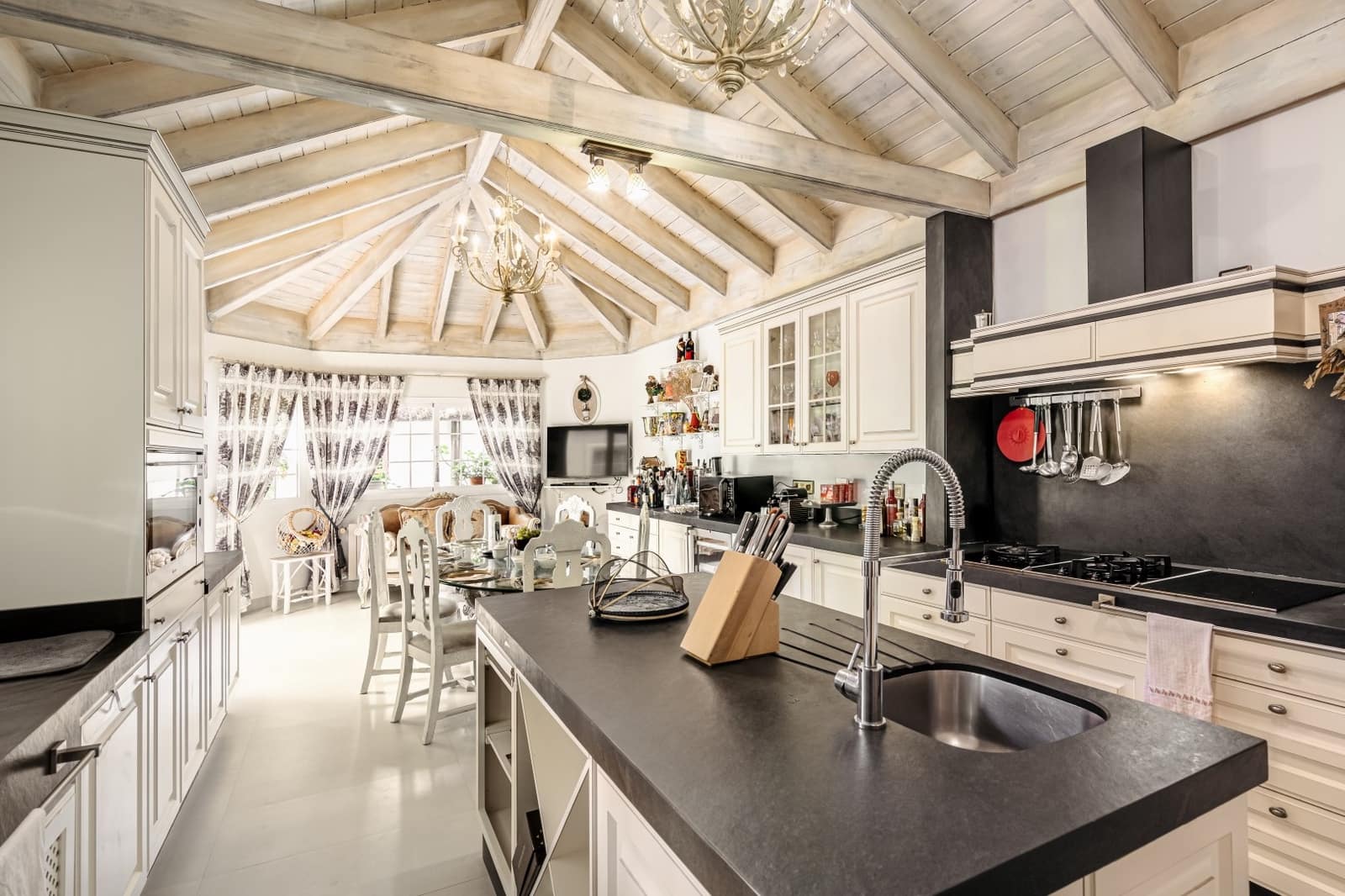 5 bedroom Villa for sale in Marbella with pool garage - € 3,900,000 (Ref: 9993973)