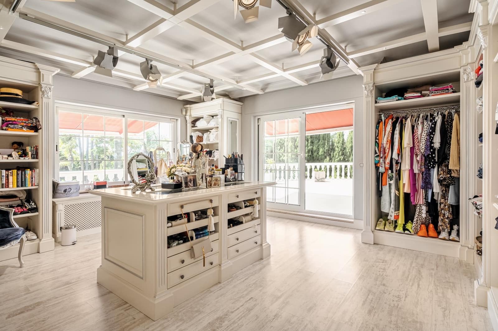 5 bedroom Villa for sale in Marbella with pool garage - € 3,900,000 (Ref: 9993973)