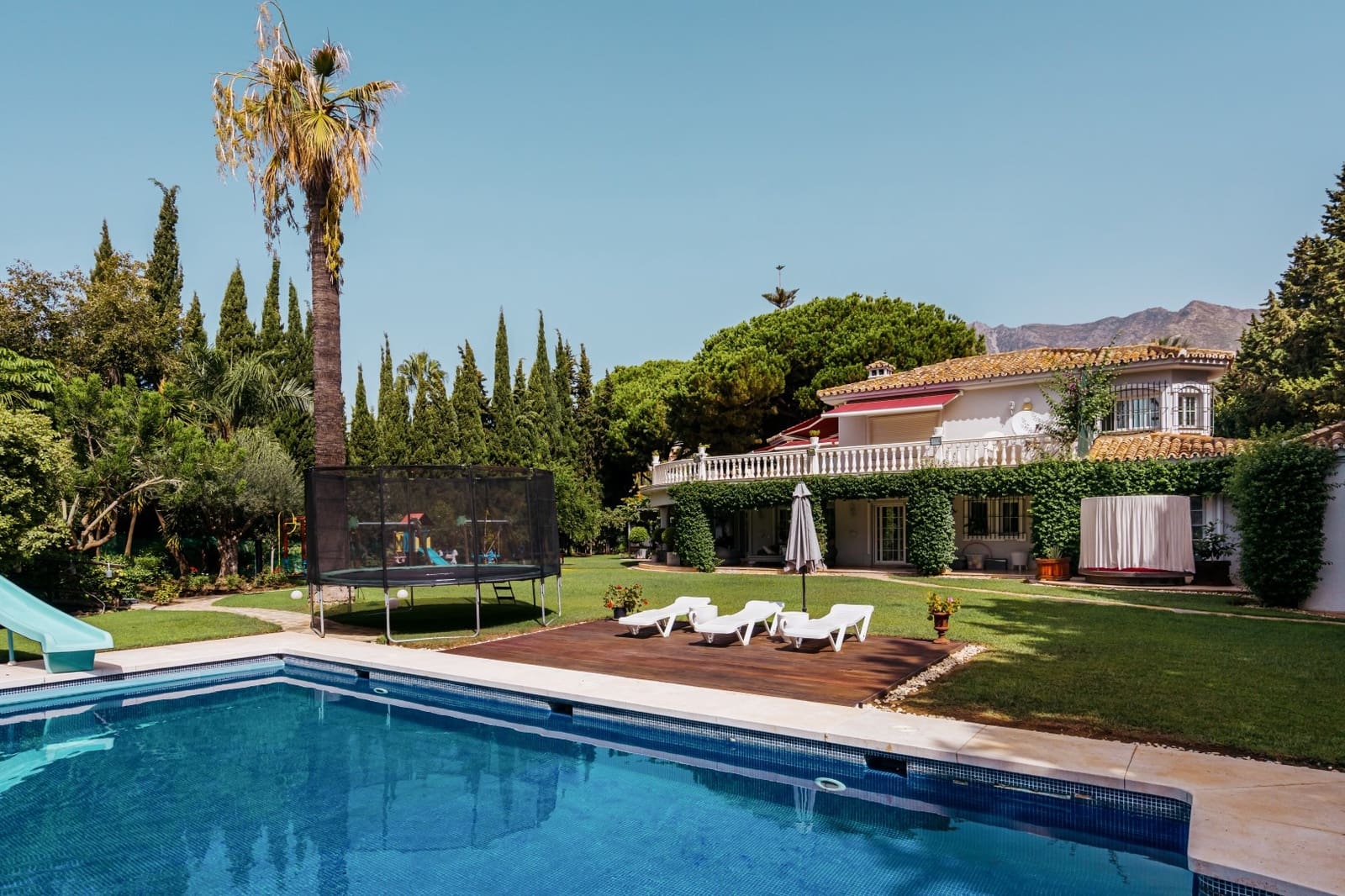 5 bedroom Villa for sale in Marbella with pool garage - € 3,900,000 (Ref: 9993973)
