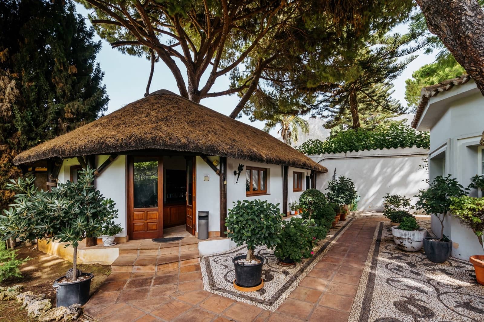 5 bedroom Villa for sale in Marbella with pool garage - € 3,900,000 (Ref: 9993973)