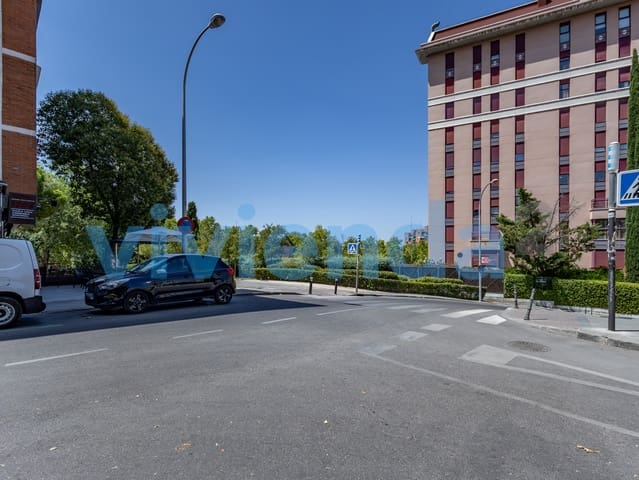 3 bedroom Flat for rent in Valdezarza, Madrid city - € 1,950 (Ref: 10012953)